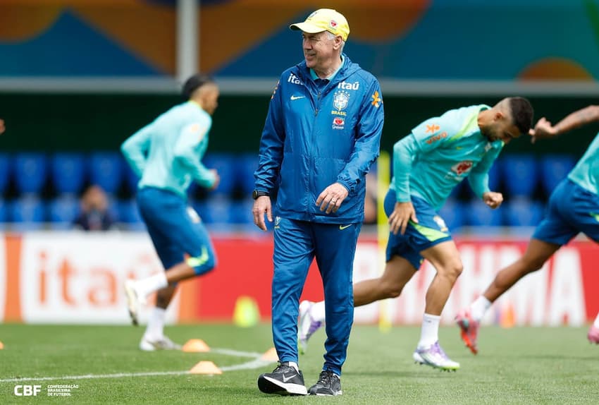 Carlo Ancelotti durante treino que definiu a escalação do Brasil