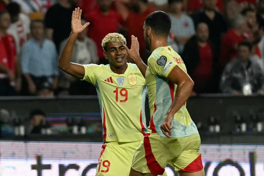 Lamine Yamal, do Barcelona, e Mikel Merino comemoram gol da Espanha contra a Turquia pelas Eliminatórias da Copa (Photo by OZAN KOSE / AFP)