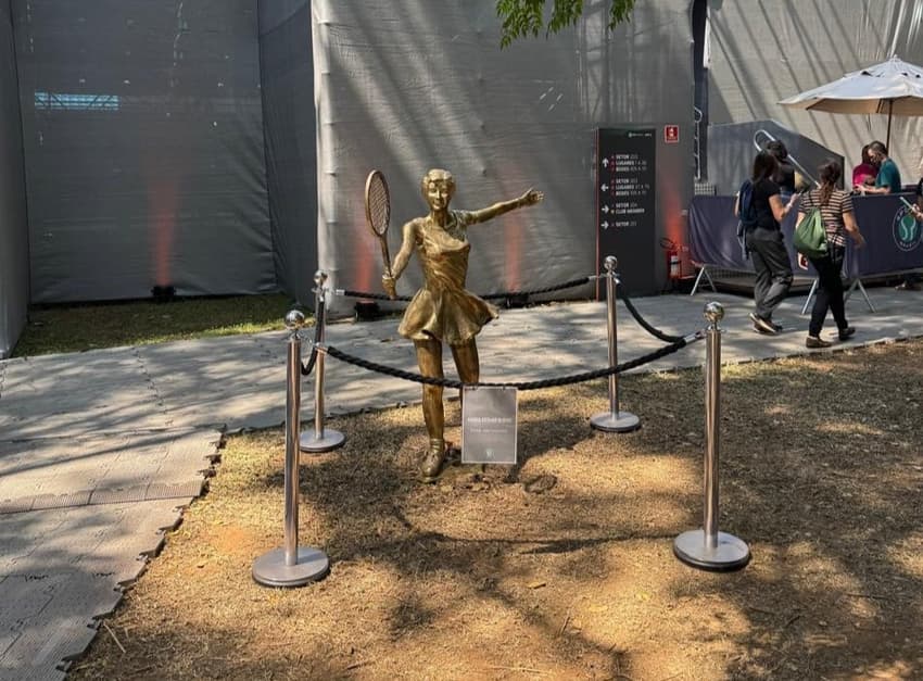 Estátua de Maria Esther Bueno está exposta ao público