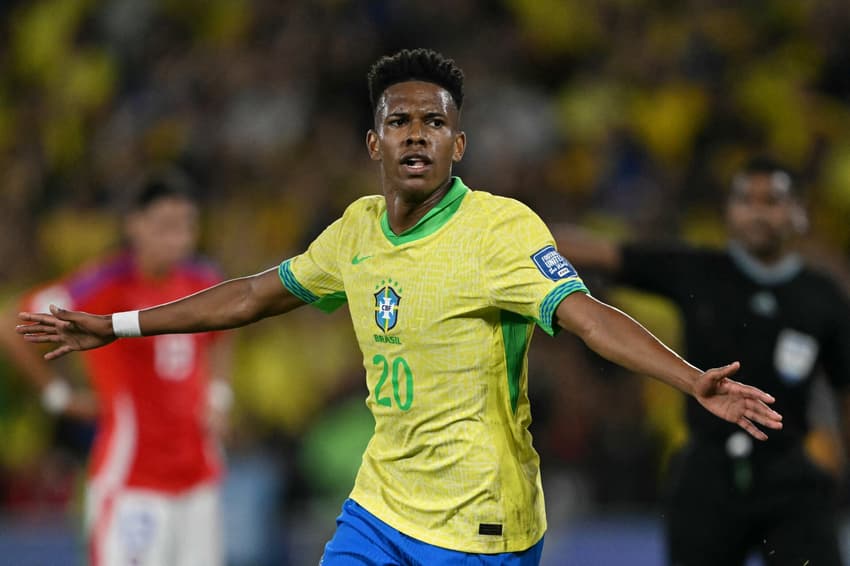 Estêvão comemora seu gol no jogo do Brasil contra o Chile no Maracanã pelas Eliminatórias
