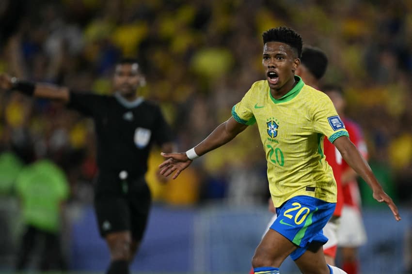 Estêvão comemora gol para o Brasil diante do Chile, no Maracanã