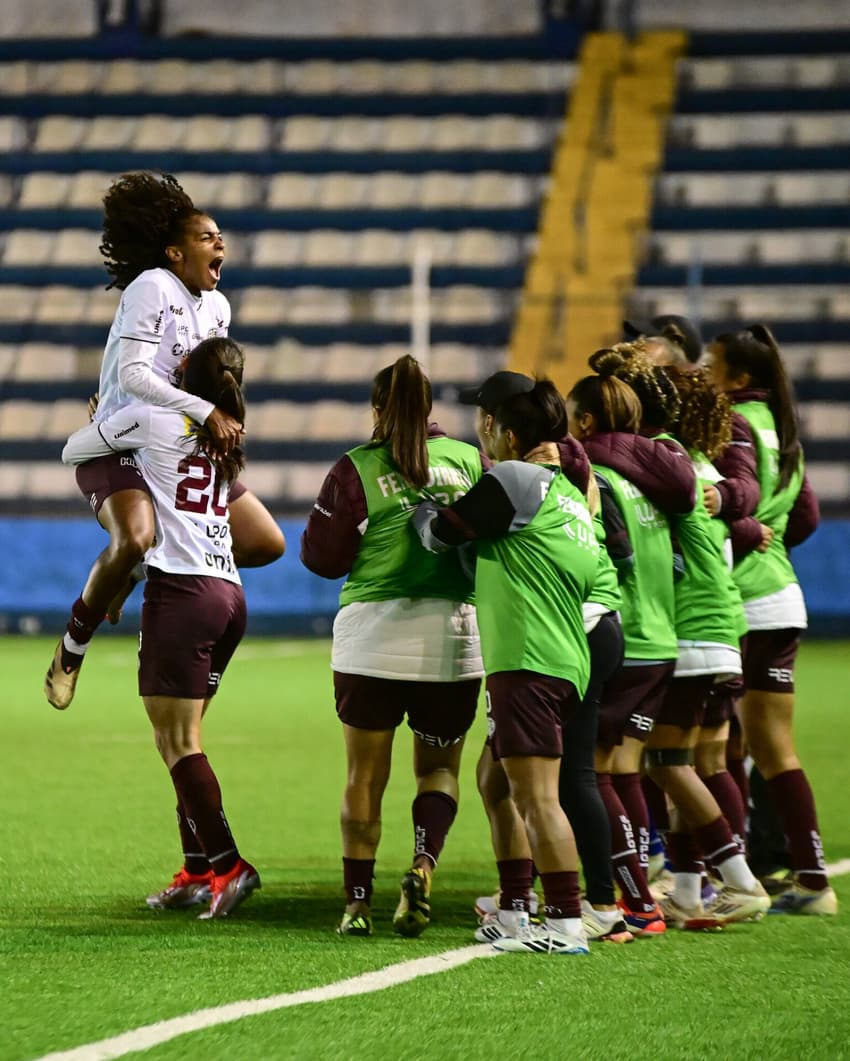 Jogadoras da Ferroviária comemoram gol contra o Internacional na Copa do Brasil Feminina (Foto: Rafael Zocco/AFE)