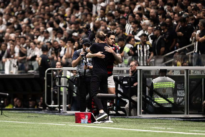 Filipe Luís e Pedro se abraçando na Arena MRV (Foto: Mateus Dutra/AGIF)