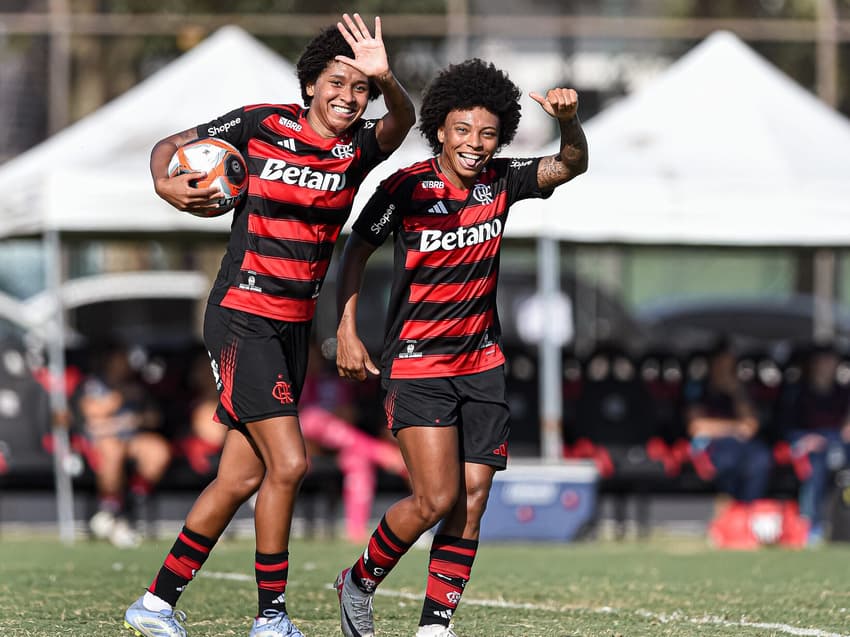 Jogadoras do Flamengo comemoram gol pelo Carioca Feminino (Foto: Paula Reis/CRF)