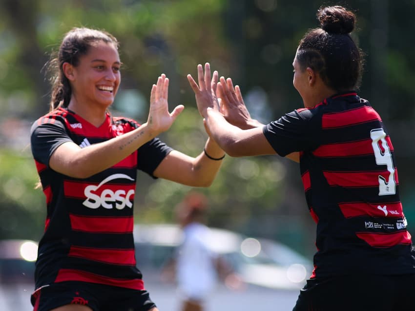 Jogadoras do Flamengo comemoram gol sobre o Vasco, na semifinal do Carioca Feminino Sub-20 (Foto: Mariana Sá/CRF)