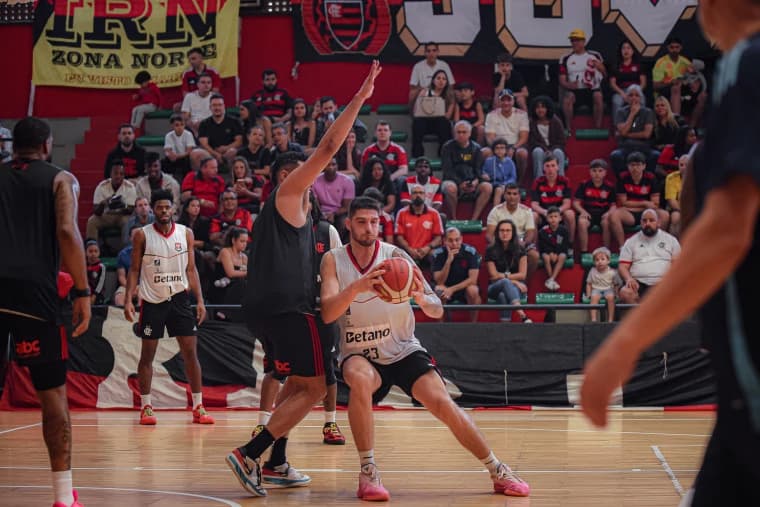 Kayo em treino aberto do Flamengo Basquete antes de Intercontinental (Foto: Paula Reis/CRF)