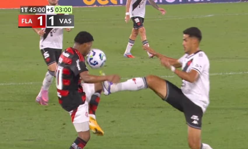 Dividida polêmica entre Gonzalo Plato e Lucas Oliveira no último Flamengo x Vasco (Foto: Reprodução)