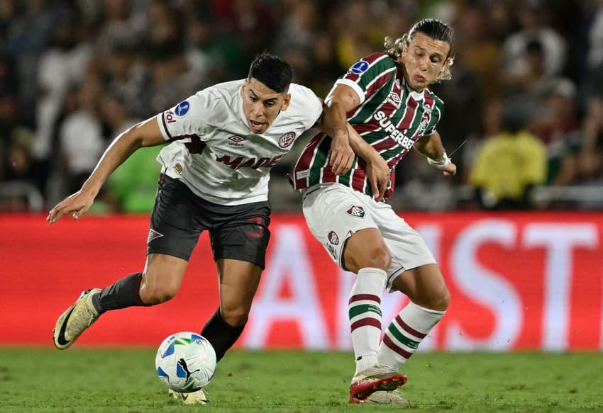 Canobbio disputa lance no jogo do Fluminense contra o Lanús pela Sul-Americana no Maracanã