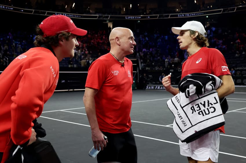 João Fonseca ao lado de Agassi e Alex De Minaur durante a Laver Cup