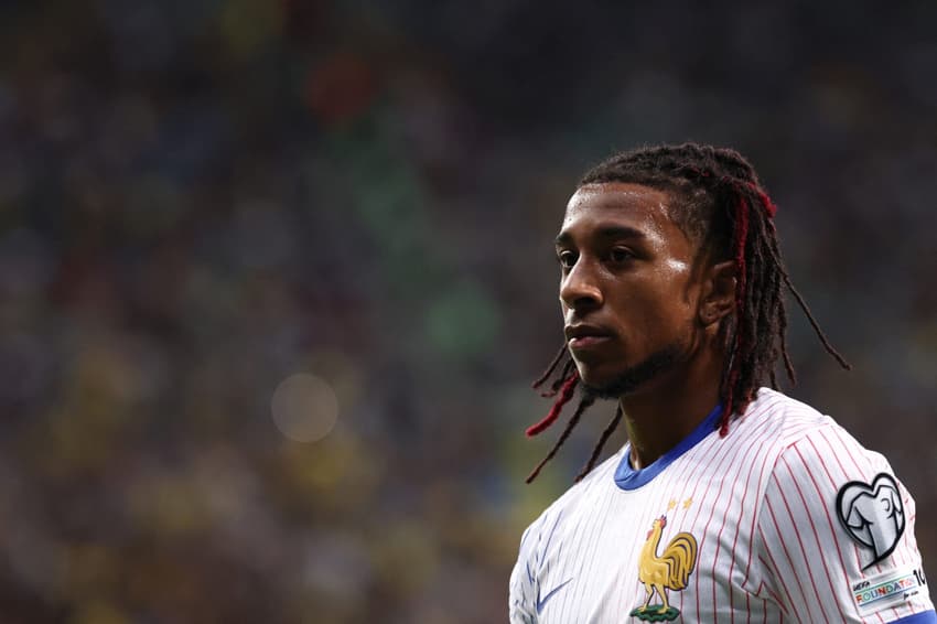 Michael Olise em campo pela França nas Eliminatórias (Foto: FRANCK FIFE / AFP)