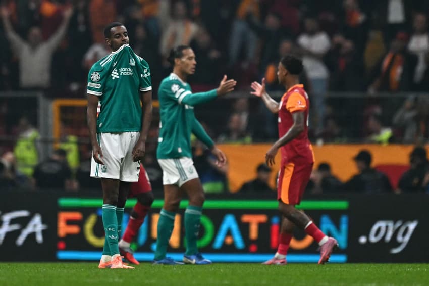 Isak lamenta derrota do Liverpool para o Galatasaray por 1 a 0 (Foto: Ozan KOSE / AFP)