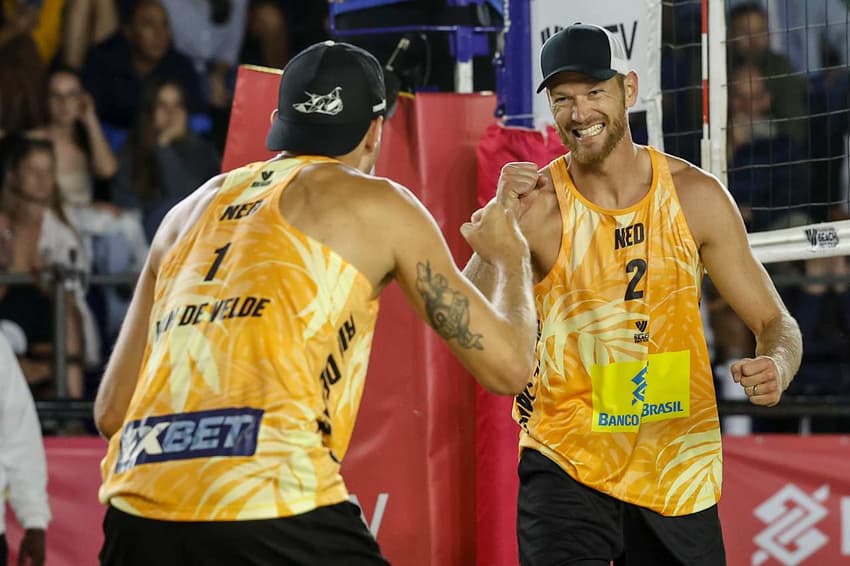 George e Saymon derrotam holandeses no Elite 16 do rio de Janeiro (Foto: Reprodução/Volleyballworld)