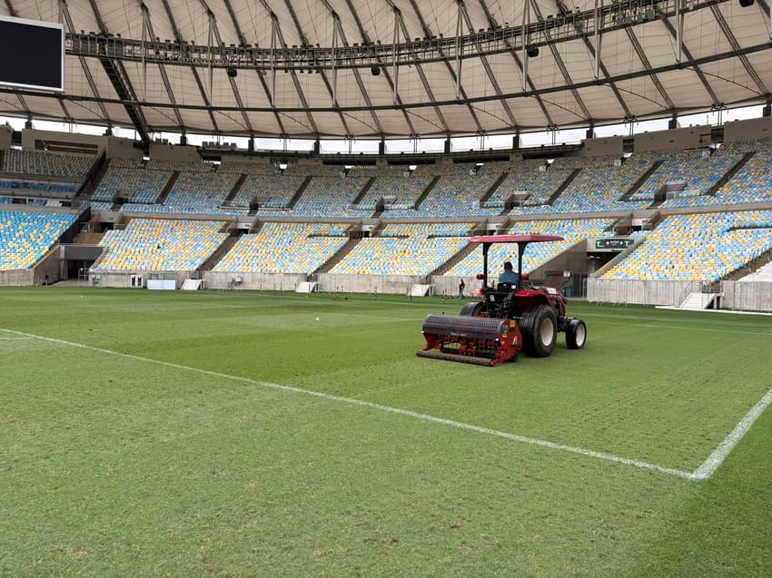 Máquina faz descompactação do gramado do Maracanã