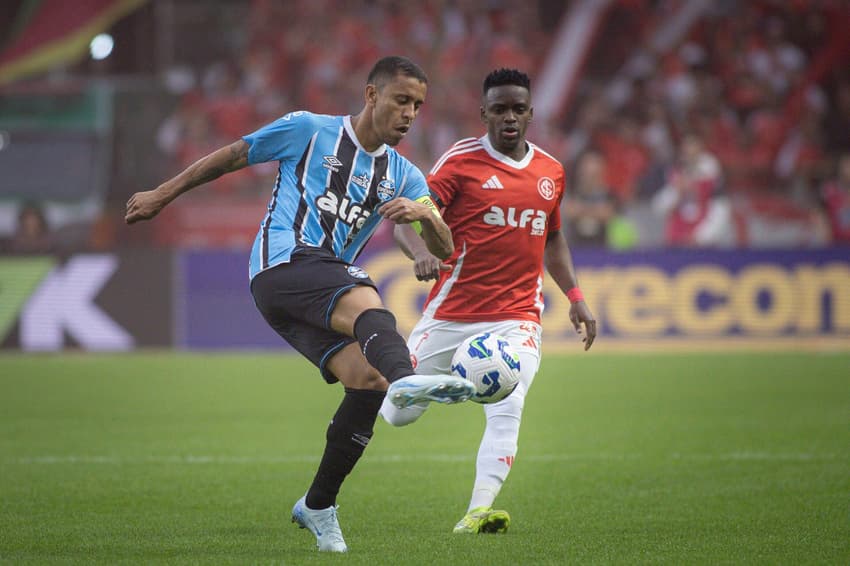 Marcos Rocha, jogador do Grêmio, durante partida contra o Internacional no Beira-Rio pelo Campeonato Brasileiro