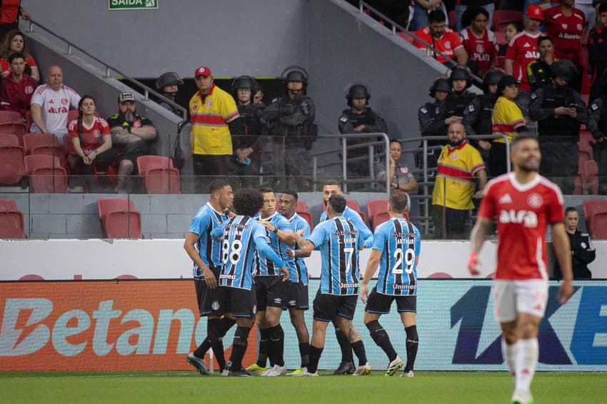 Jogadores do Grêmio comemoram gol de Carlos Vinicius (Foto: Maxi Franzoi/AGIF)