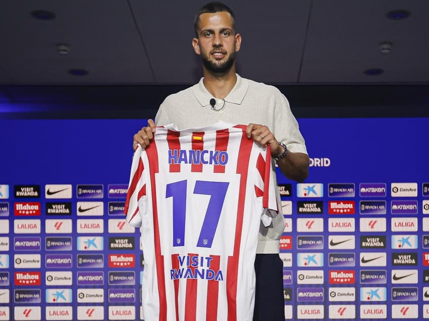 David Hancko em aprsentação pelo Atlético de Madrid (Foto: Divulgação/Atlético de Madrid)