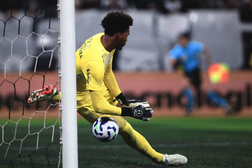 Hugo Souza defende pênalti no jogo do Corinthians contra o Athletico