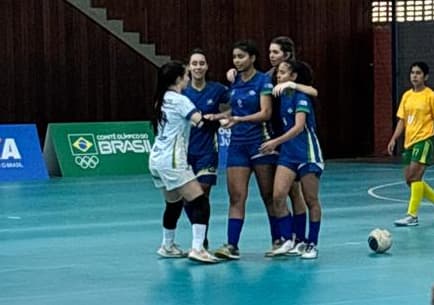Thais comemora um dos gols do Mato Grosso (Foto: Gustavo Loio/Lance)
