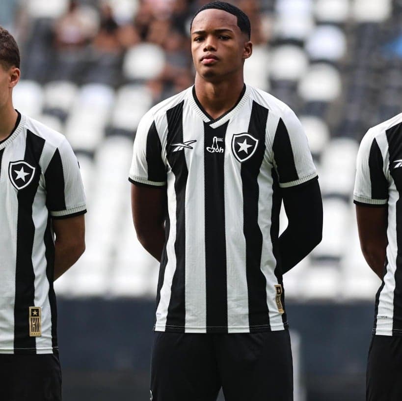 Lira assinou contrato profissional com o Botafogo (Foto: Reprodução/Redes sociais)