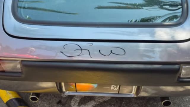 Autógrafo de Zico na traseira do carro (Foto: Reprodução)