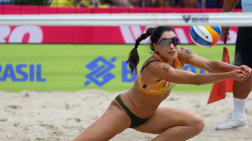 Carol na vitória nas quartas de final do Elite 16 de Vôlei de Praia (Foto: Divulgação)