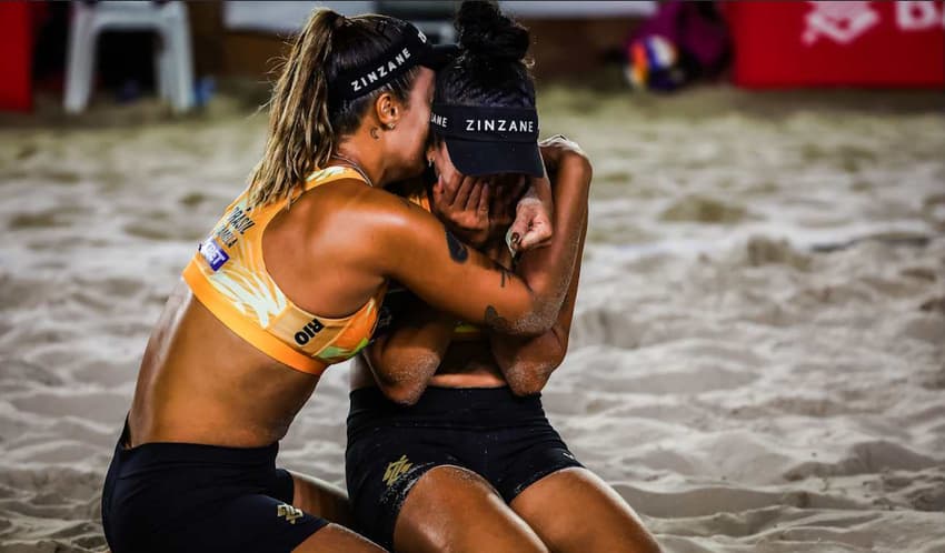 Thamela abraça Victoria após o triunfo sobre as italianas Gottardi e Orsi Toth em Copacabana (Foto: Divulgação)