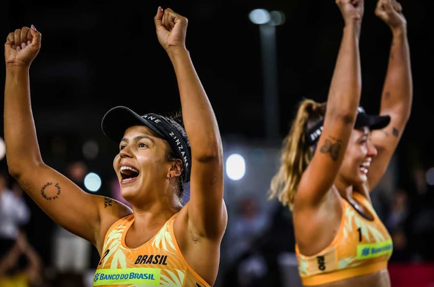 Victoria (e) e Thamelas agradecem o apoio da torcida em Copacabana (Foto: Divulgação)