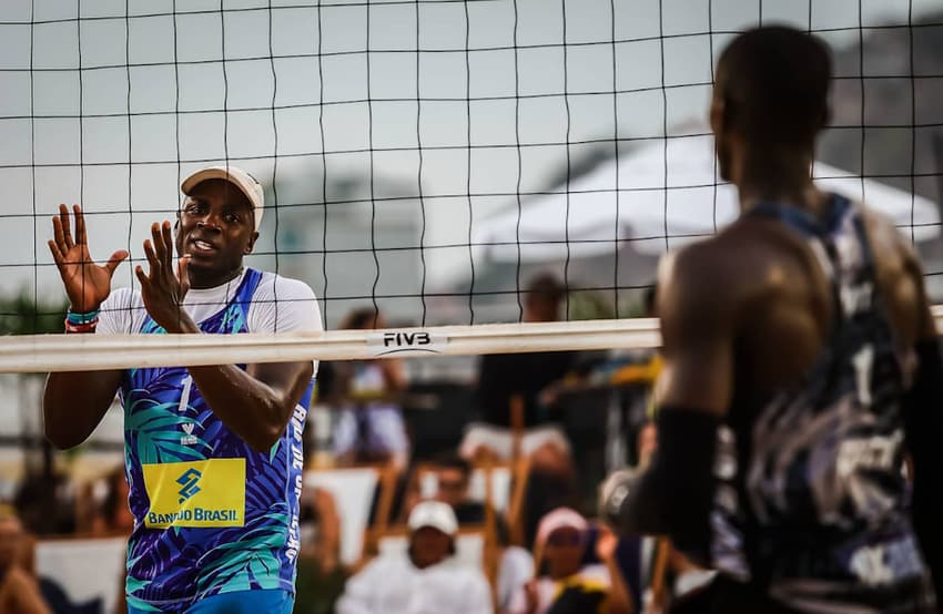 Atleta de Cuba lamenta erro na derrota da final do Elite 16 de Vôlei de Praia (Foto: Divulgação)