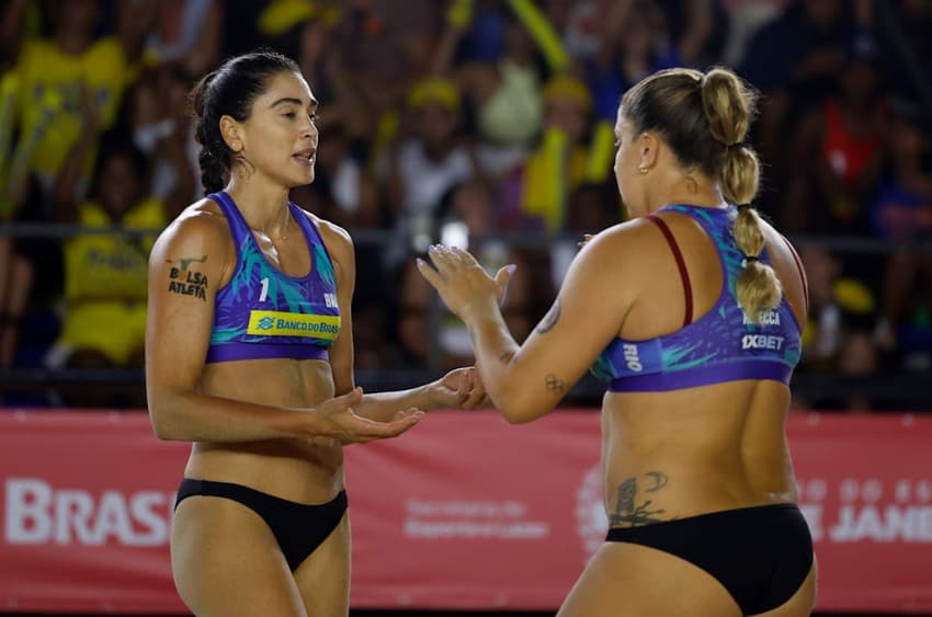 Carol (e) e Rebecca na vitória na final em Copacabana (Foto: Divulgação)
