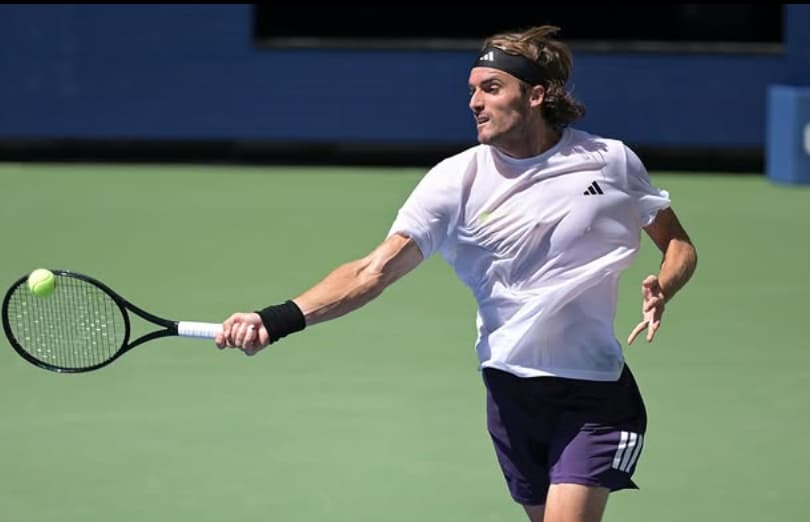 O grego Stefanos Tsitsipas em ação no US Open (Divulgação)