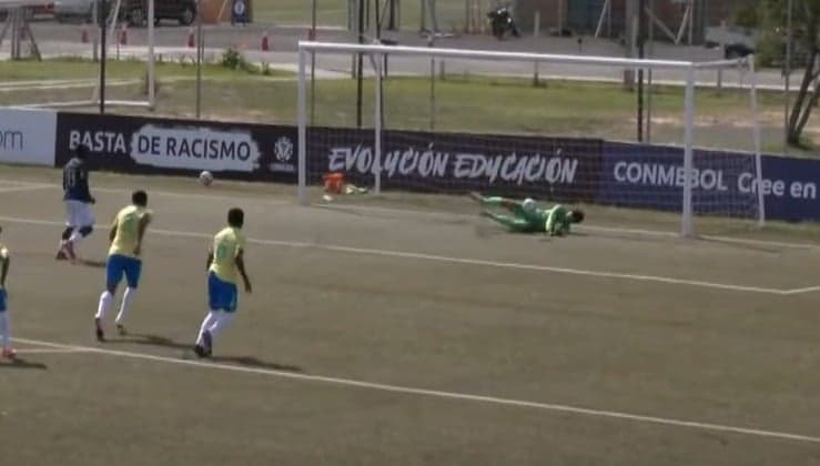 Bruninho defendeu pênalti pela Seleção Brasileira Sub-15 (Foto: Reprodução)