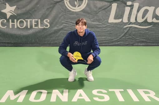 Grego Stefanos Sakellaridis e o troféu do ITF de Monastir (Reprodução)