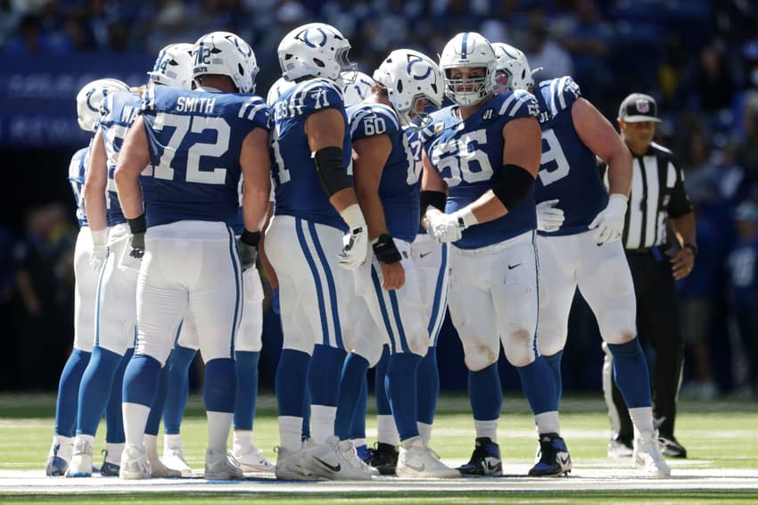 Elenco do Indianapolis Colts em concentração durante jogo contra Miami Dolphins na estreia da NFL (Foto: Michael Hickey/Getty Images/AFP)