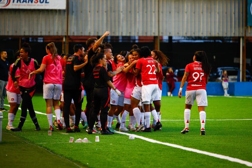 Time do Internacional comemora gol contra o Fluminense, pela Copa do Brasil Feminina (Foto: Lara Vantzem/Internacional)