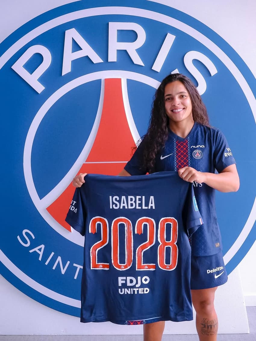 Isabela assinou com o PSG até 2028 (Foto: Reprodução/PSG)
