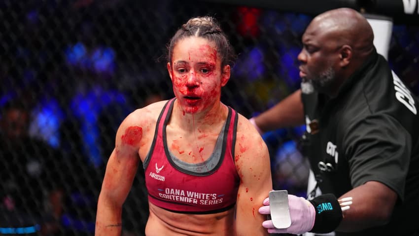 Jeisla superou Montenegro em luta sangrenta (Foto: Reprodução Twitter UFC)