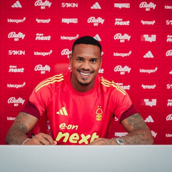 John, ex-Botafogo, foi anunciado pelo Nottingham Forest (Foto: Divulgação/Nottingham Forest)
