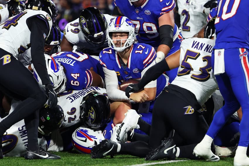 Josh Allen, do Buffalo Bills, em ação contra o Baltimore Ravens na NFL (Foto: Timothy T Ludwig/Getty Images/AFP)