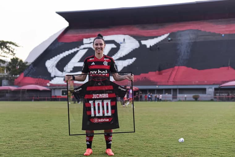 Jucinara completou 100 jogos pelo Flamengo em maio e mira o título do Carioca Feminino (Foto: Paula Reis/Flamengo)
