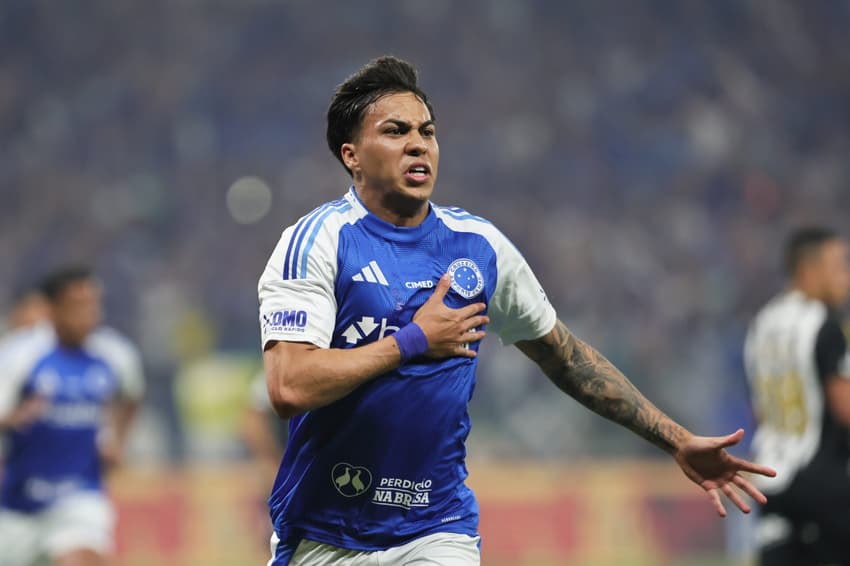 Kaio Jorge comemora seu gol no jogo do Cruzeiro contra o Atlético-MG pela Copa do Brasil (Foto: Gilson Lobo/AGIF)