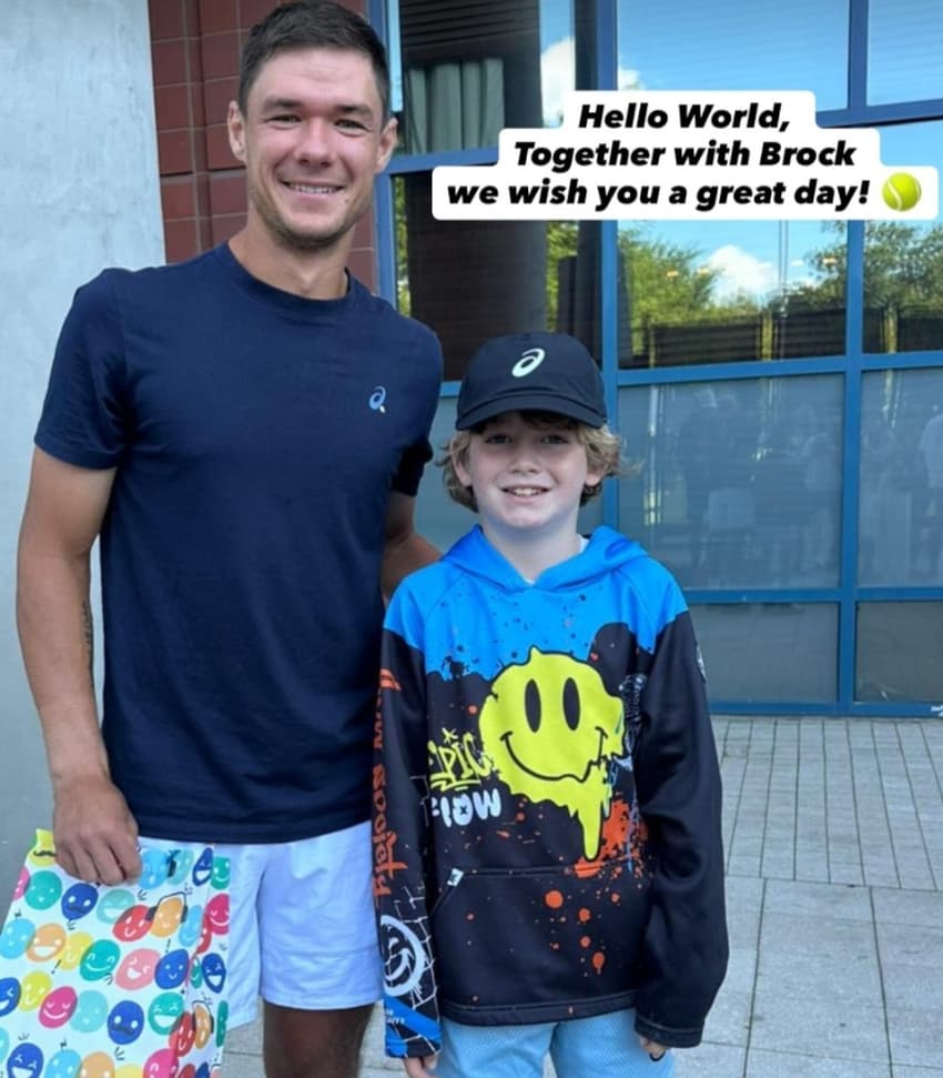 Kamil Majchrzak presenteia jovem fã de tênis no US Open (Foto: Reprodução Instagram)