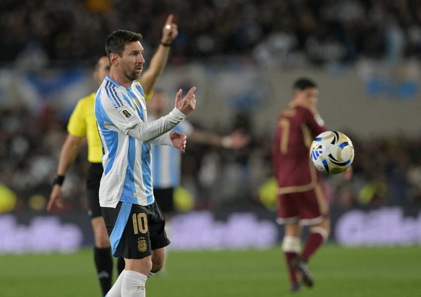Messi em ação no jogo da Argentina contra Venezuela