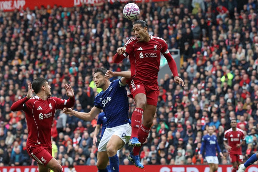 Van Dijk e James Tarkowski disputam bola no dérbi entre Liverpool e Everton, pela quinta rodada da Premier League (Foto: Darren Staples/AFP)