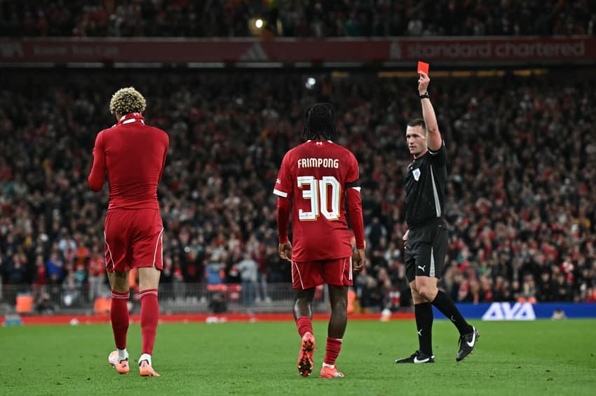 Expulsão de Ekitiké após marcar gol pelo Liverpool, na Copa da Liga Inglesa (Foto: Paul ELLIS / AFP)