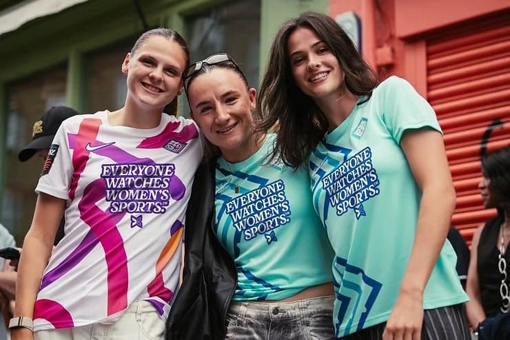 Camisa do London City Lionesses com a logo da Togethxr estampada (Foto: Reprodução/London City Lionesses)