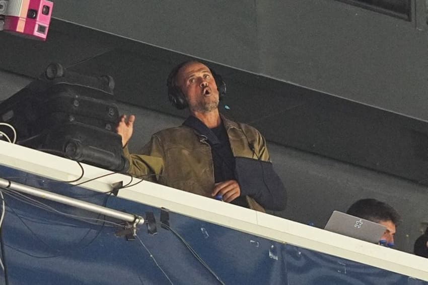 Luis Enrique assiste a jogo do PSG na tribuna do Parque dos Príncipes (Foto: Icon Sport)
