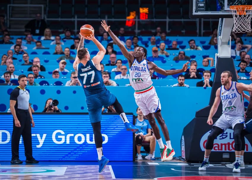 Luka Doncic, da Eslovênia, em ação contra a Itália na EuroBasket (Foto: Fiba)