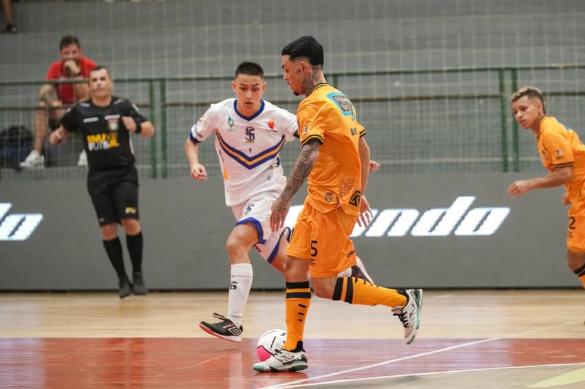 Magnus venceu o São Joseense na estreia