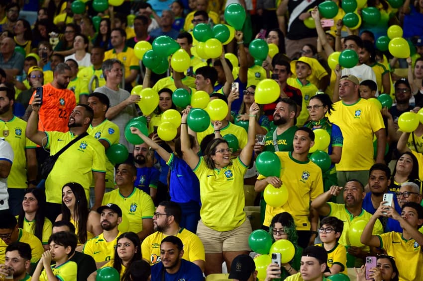 Torcida faz a festa no Maracanã no jogo entre Brasil e Chile