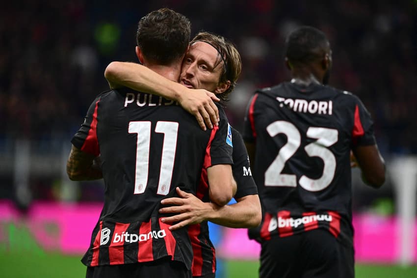Modric e Pulisic comemoram gol do Milan contra o Napoli (Foto: Piero Cruciatti / AFP)